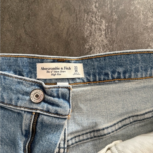 Abercrombie & Fitch High-Rise 4-In Mom Short - Picture 3 of 3